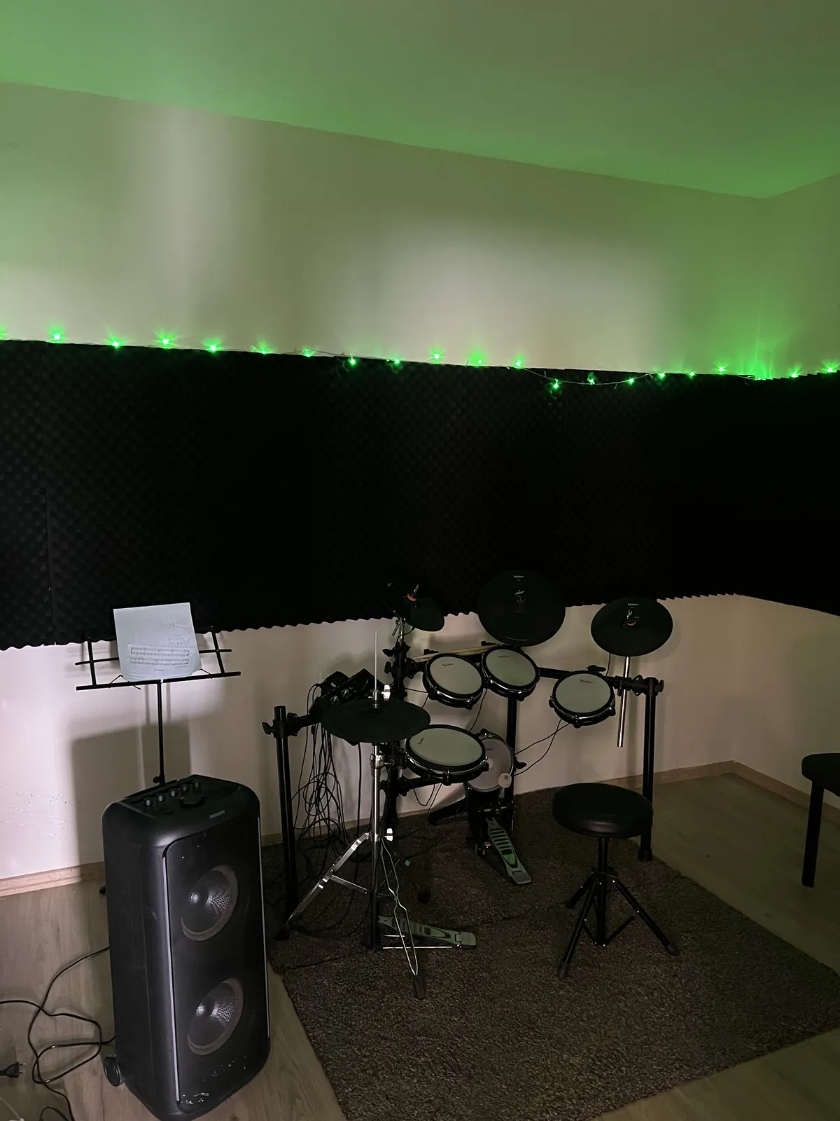 Bateri odası, yeşil ışıklı akustik panel